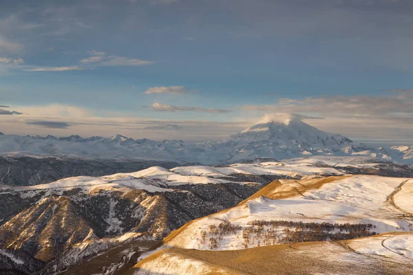 Rusia. La primera nieve a finales de otoño en las montañas del Cáucaso — Foto de Stock