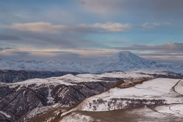 Rusia. La primera nieve a finales de otoño en las montañas del Cáucaso — Foto de Stock