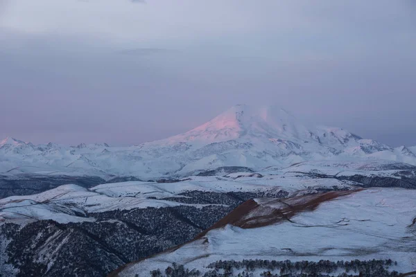 Rusya. Kafkas Dağları ilk karda geç Güz — Stok fotoğraf