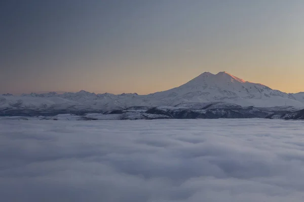 Ryssland. Första snön i slutet av hösten i Kaukasus bergen — Stockfoto