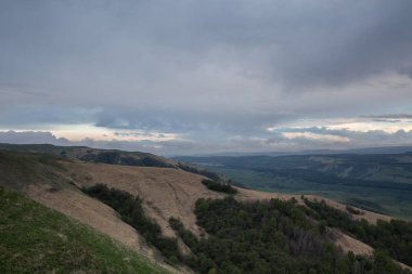 Oluşumu ve bahar bulutlar üzerinde yüksek mounta hareketi
