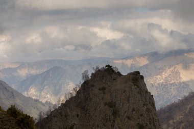 Oluşumu ve bahar bulutlar üzerinde yüksek mounta hareketi