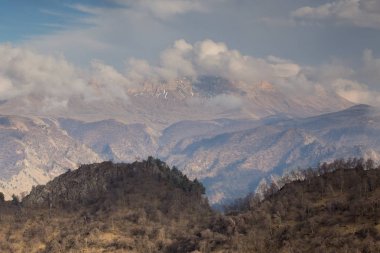 Oluşumu ve bahar bulutlar üzerinde yüksek mounta hareketi