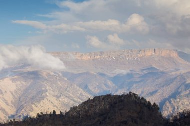 Oluşumu ve bahar bulutlar üzerinde yüksek mounta hareketi