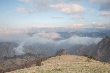 Oluşumu ve bahar bulutlar üzerinde yüksek mounta hareketi