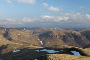 Oluşumu ve bahar bulutlar üzerinde yüksek mounta hareketi