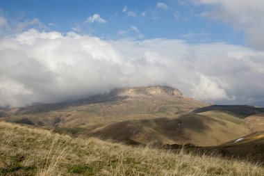 Oluşumu ve bahar bulutlar üzerinde yüksek mounta hareketi
