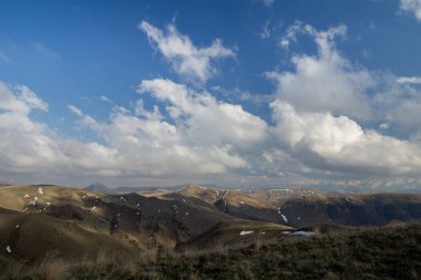 Oluşumu ve bahar bulutlar üzerinde yüksek mounta hareketi
