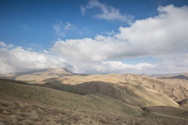 Oluşumu ve bahar bulutlar üzerinde yüksek mounta hareketi