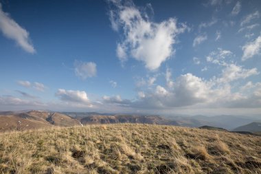 Oluşumu ve bahar bulutlar üzerinde yüksek mounta hareketi