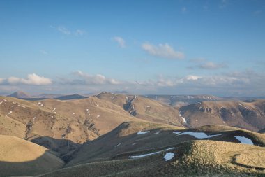 Oluşumu ve bahar bulutlar üzerinde yüksek mounta hareketi