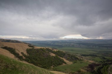 Oluşumu ve bahar bulutlar üzerinde yüksek mounta hareketi