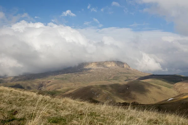 Oluşumu ve bahar bulutlar üzerinde yüksek mounta hareketi — Stok fotoğraf