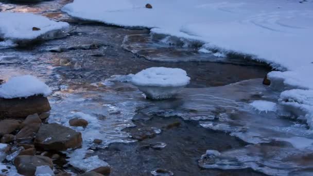 Sneeuw en ijs op de oevers van een rivier berg met kristal helder water in de Kaukasus spoortraject — Stockvideo