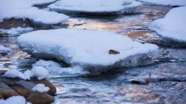 Kar ve buz Kafkasya Mountai kristal berraklığında su ile bir dağ nehir kıyısında