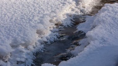 Kar ve buz Kafkasya Mountai kristal berraklığında su ile bir dağ nehir kıyısında