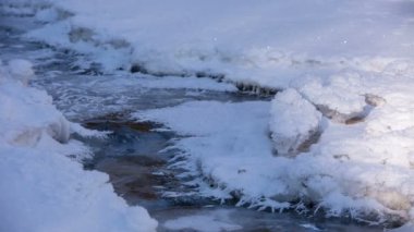 Kar ve buz Kafkasya Mountai kristal berraklığında su ile bir dağ nehir kıyısında