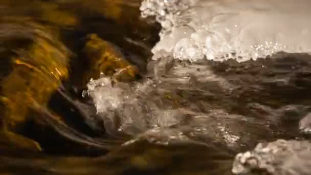 Neve e gelo nas margens de um rio de montanha com água cristalina nas montanhas do Cáucaso . — Vídeo de Stock