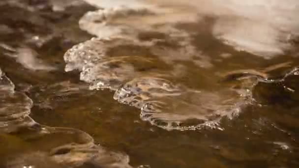 Neve e ghiaccio sulle rive di un fiume di montagna con acqua cristallina nelle montagne del Caucaso . — Video Stock