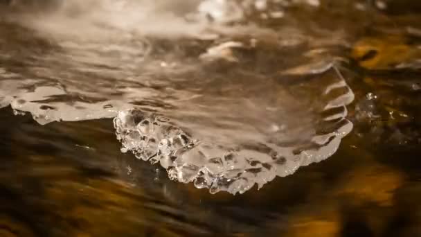 Nieve y hielo a orillas de un río de montaña con aguas cristalinas en las montañas del Cáucaso . — Vídeos de Stock