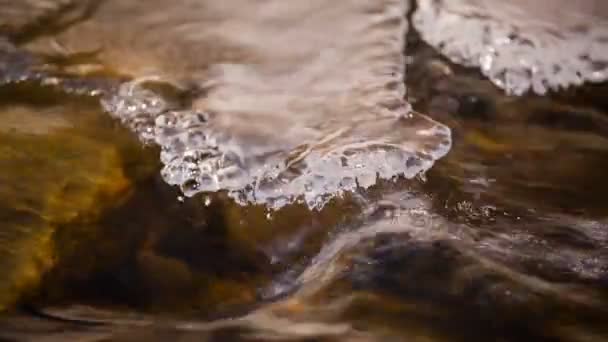 コーカサス山脈でクリスタル クリアな水と山川のほとりに雪氷. — ストック動画