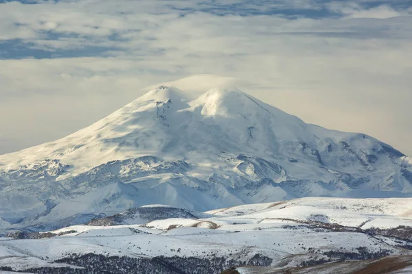 Kafkas Dağları, Kabardey-çatışmalar işgalciler. Sonbahar güneşin Daybreak Elbruz Dağı.