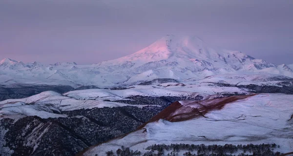 Kaukasus, Kabardino-Balkarien. Mount Elbrus i höstsolen i gryningen. — Stockfoto