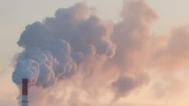 Kış akşam günbatımında üzerinde bulutları Buhar Kojenerasyon tesisleri.