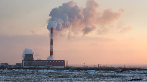 云的蒸汽热电联产厂在冬天晚上日落的时候. — 图库视频影像
