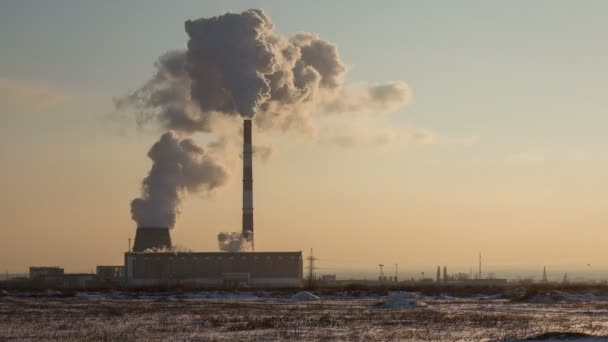 Nuvens de planta de cogeração de vapor durante a noite de inverno ao pôr do sol . — Vídeo de Stock