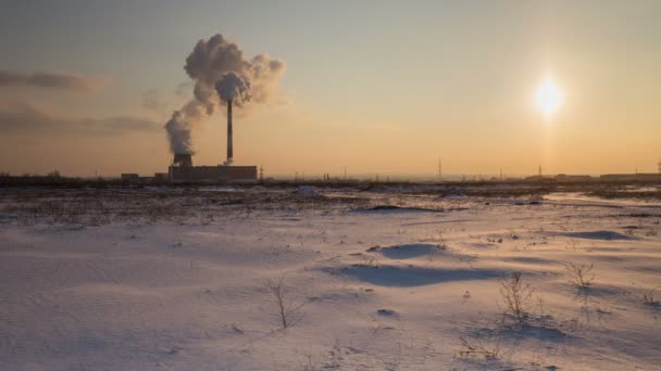 Nuvens de planta de cogeração de vapor durante a noite de inverno ao pôr do sol . — Vídeo de Stock