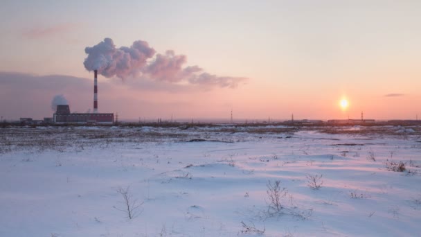 云的蒸汽热电联产厂在冬天晚上日落的时候. — 图库视频影像
