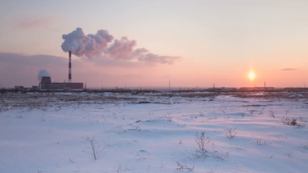 Moln av ånga kraftvärme plantera över vinterkväll vid solnedgången. — Stockvideo