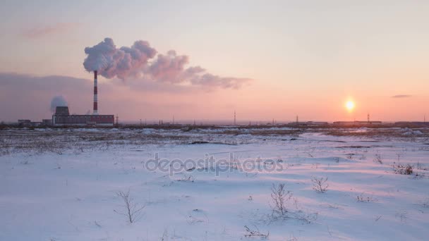 Nuages de la centrale de cogénération de vapeur pendant la soirée d'hiver au coucher du soleil . — Video