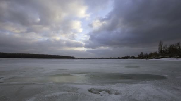 Movimiento rápido de nubes de tormenta de invierno sobre las estepas del Don . — Vídeos de Stock