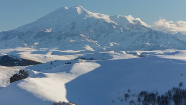 Το σχηματισμό και την κίνηση των νεφών πάνω από το ηφαίστειο Elbrus Ελμπρούζ στον Καύκασο το χειμώνα. — Αρχείο Βίντεο