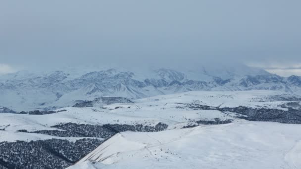 La formation et le déplacement de nuages au-dessus du volcan Elbrus dans les montagnes du Caucase en hiver . — Video