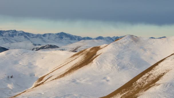 Oluşumu ve bulutların üzerinde volkan Elbrus kış Kafkasya dağlarında hareketi. — Stok video