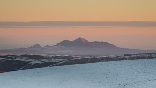 A formáció és a felhők fölött a vulkán a kaukázusi hegyekben télen Elbrus mozgása. — Stock videók