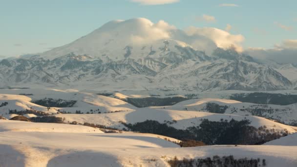 Die Bildung und Bewegung von Wolken über dem Vulkan elbrus im Kaukasus im Winter. — Stockvideo