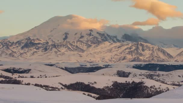 Bildning och rörelse av moln ovanför vulkanen Elbrus i Kaukasus bergen på vintern. — Stockvideo