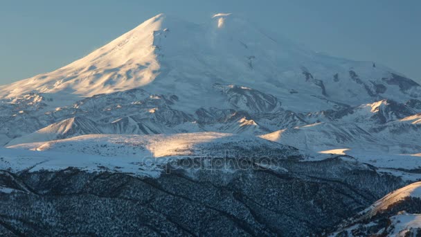 Oluşumu ve bulutların üzerinde volkan Elbrus kış Kafkasya dağlarında hareketi. — Stok video