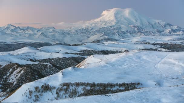 La formation et le déplacement de nuages au-dessus du volcan Elbrus dans les montagnes du Caucase en hiver . — Video