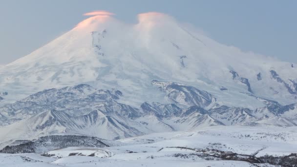 形成、エルブラス山冬のコーカサス山脈、火山の上の雲の動き. — ストック動画