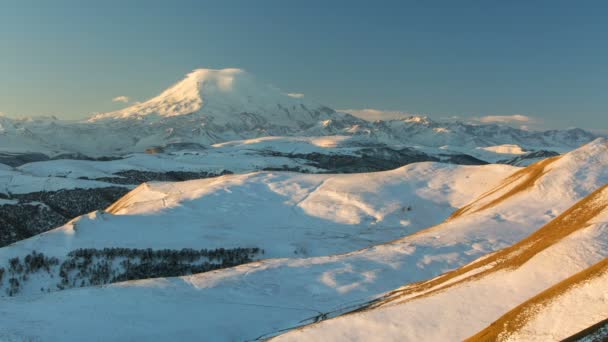 Формування і рух хмар над вулкан Ельбрус в Кавказу горах взимку. — стокове відео