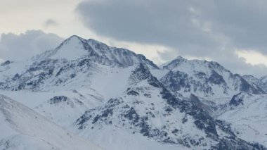 Oluşumu ve bulutların üzerinde volkan Elbrus kış Kafkasya dağlarında hareketi.