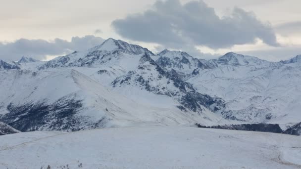 Bildning och rörelse av moln ovanför vulkanen Elbrus i Kaukasus bergen på vintern. — Stockvideo