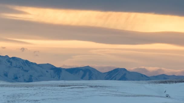 Tvorbu a pohyb mraků nad sopka Elbrus na Kavkaze v zimě. — Stock video