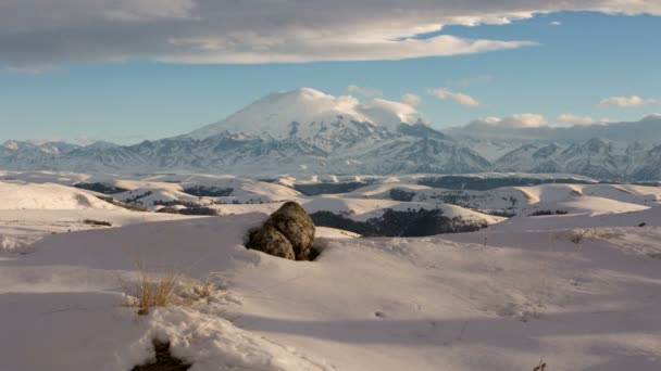 Tvorbu a pohyb mraků nad sopka Elbrus na Kavkaze v zimě. — Stock video