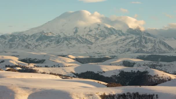 La formación y movimiento de nubes sobre el volcán Elbrus en las montañas del Cáucaso en invierno . — Vídeos de Stock